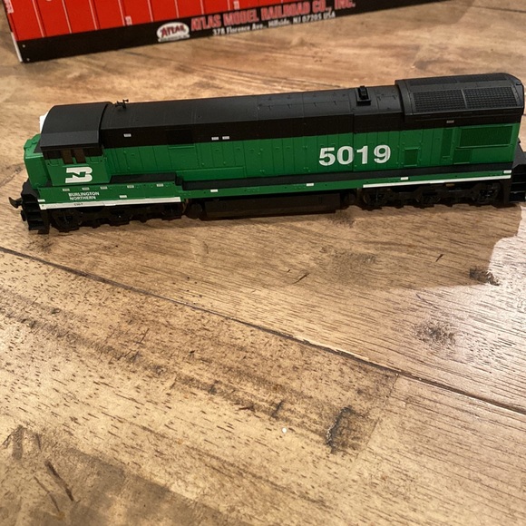 Atlas HO Burlington Northern Engine #5019 New in Box - Picture 3 of 9
